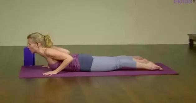 瑜伽跪变躺正确姿势,瑜伽跪球训练