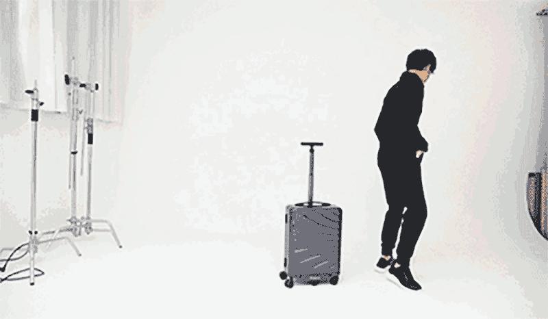 这款行李箱会自己动，超方便，酷！