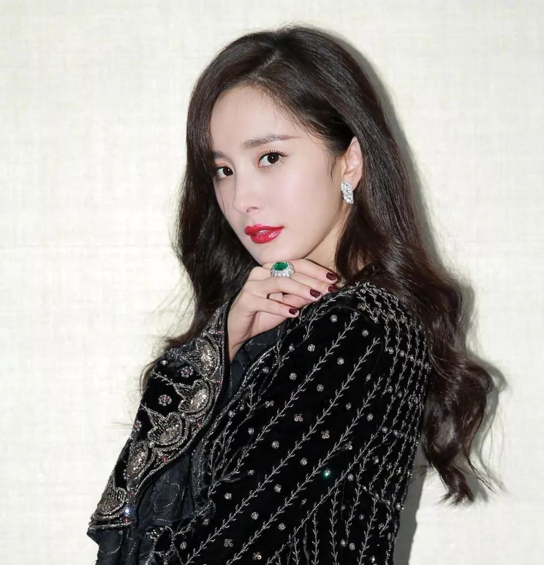 杨幂发际线后移造型,杨幂发际线后移现状