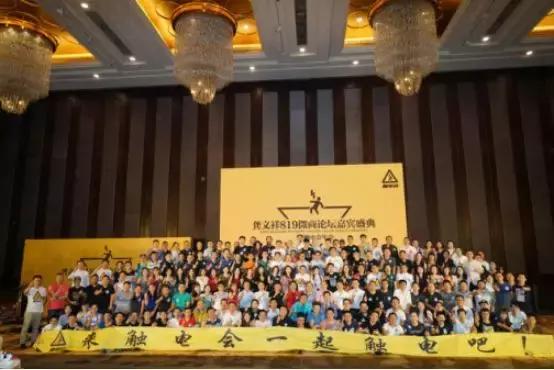 目前最流行的微商运营模式,淘宝和微商是什么样的商业模式