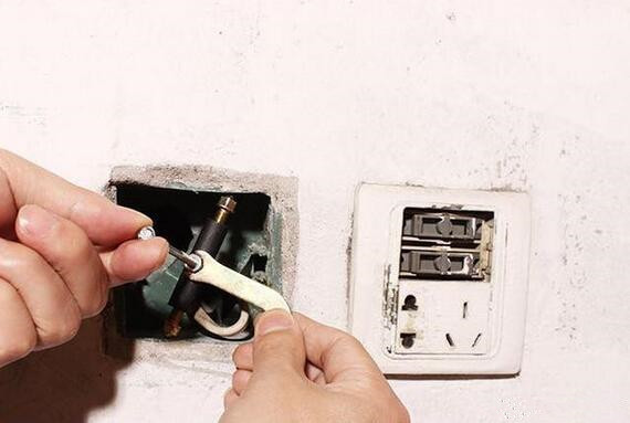墙面插座老化松动太难办?聪明师傅用根小钢棍就解决,简单又好用