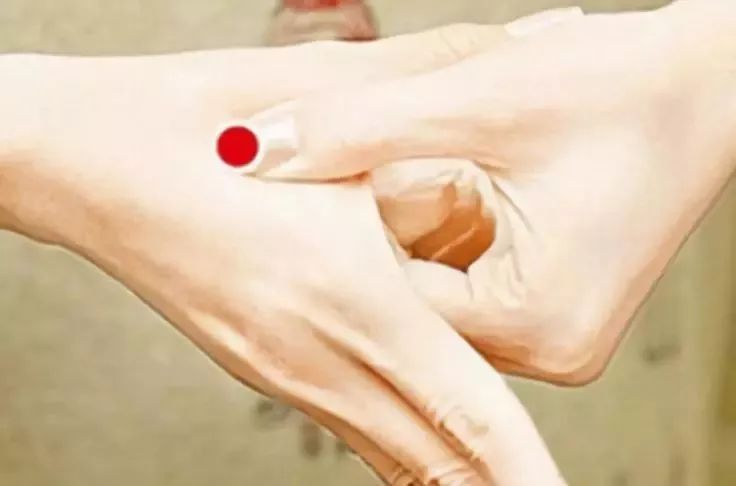 胃痛怎么办？名中医教你几个贴心小秒招