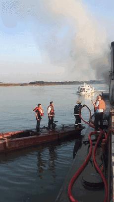 火火火大塘北江流域一货船冒滚滚黑烟