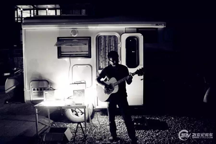 一把吉他一台车,一把吉他露营
