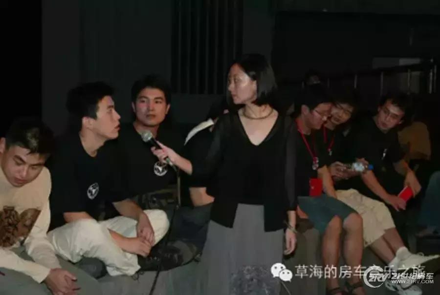 一把吉他一台车,一把吉他露营