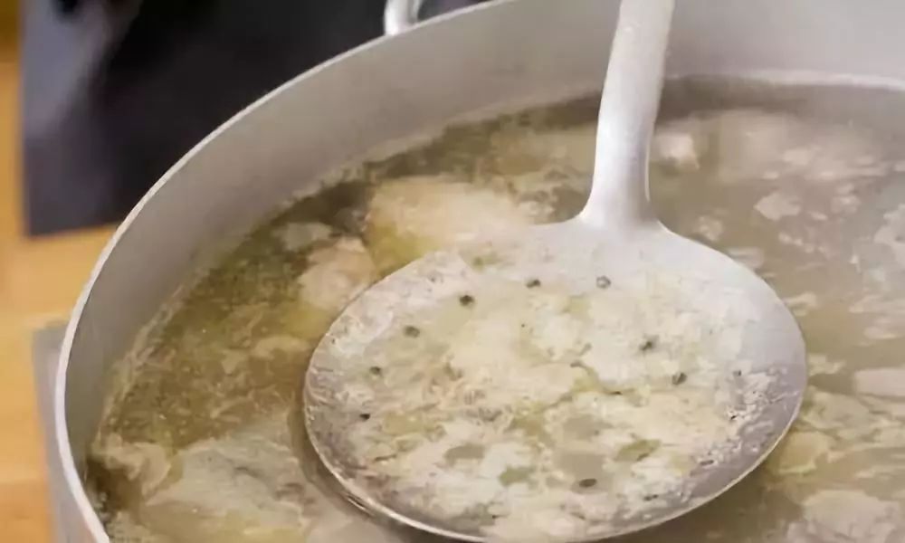 煮粥出沫要不要撇掉,炖肉煮粥时起的泡沫该不该撇掉