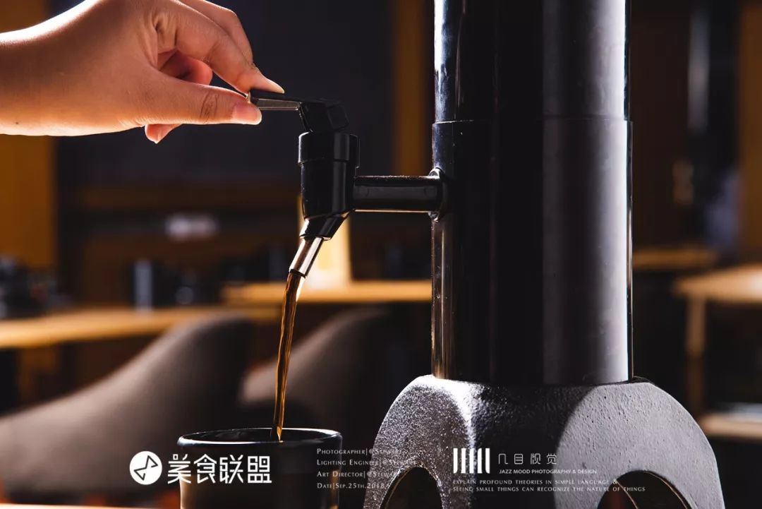 昆明南屏街90㎡小店，用60cm的一大锅装着比头大的“臭味”美食