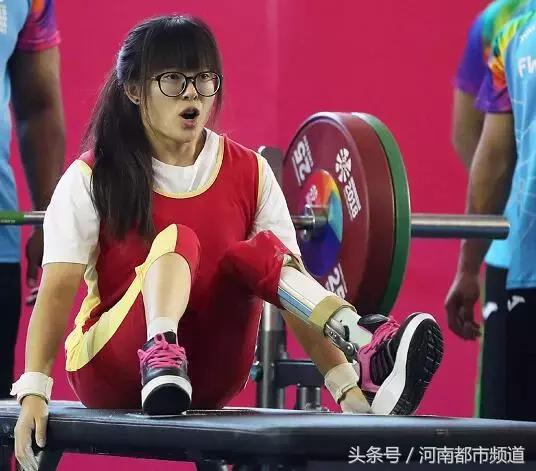 这场“无人关注”的盛会，他们手持*旗国**高喊“中国加油”！