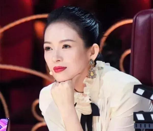 气质气场兼具的章子怡最喜欢用的口红色号！