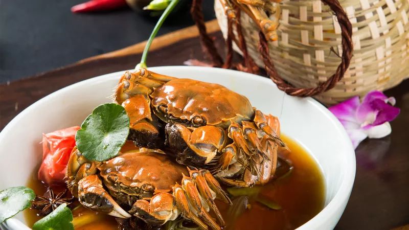 从320公里搬来“蟹中白富美”！北外滩酒店首创白兰地醉蟹畅吃！