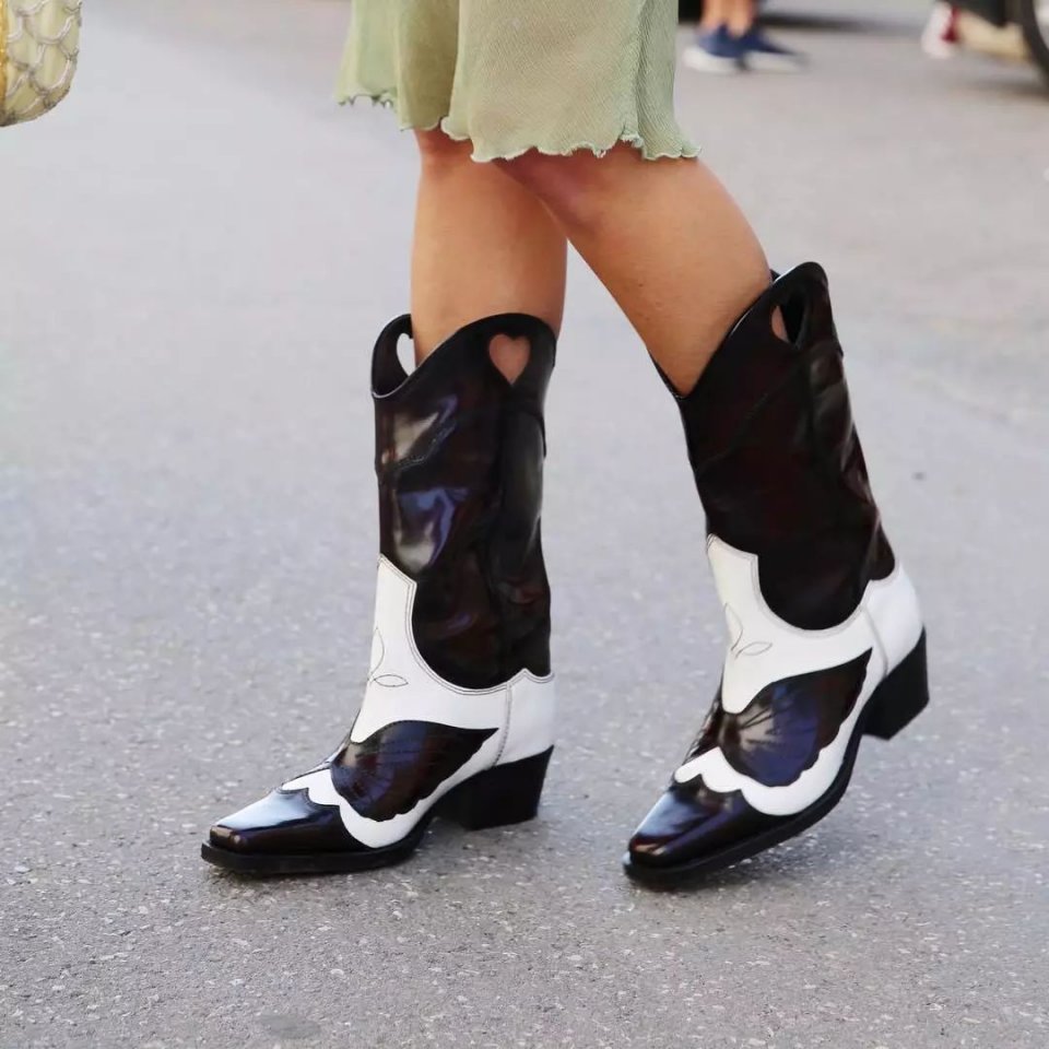 今年的靴子流行买短不买长,今年秋冬穿靴子就买这3种高级色