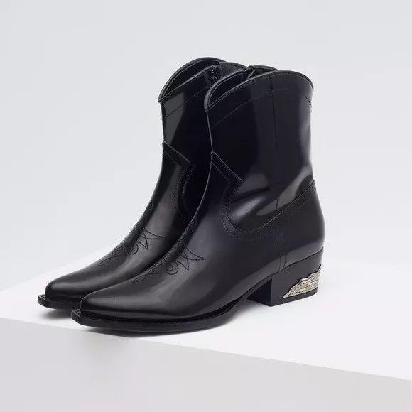 今年的靴子流行买短不买长,今年秋冬穿靴子就买这3种高级色