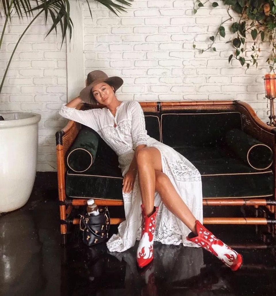 今年的靴子流行买短不买长,今年秋冬穿靴子就买这3种高级色