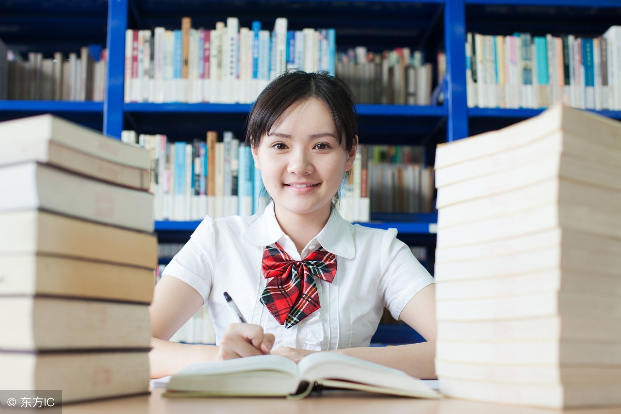 军训时教官踹女生,军训教官踹教官