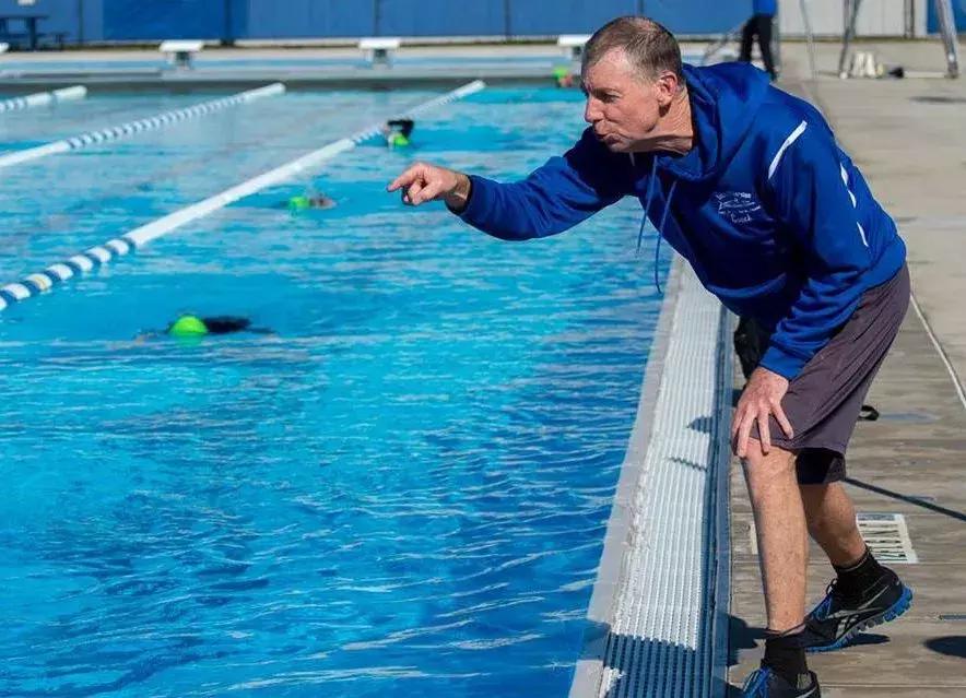 特里劳克林，一位教会泳者不再挣扎的人