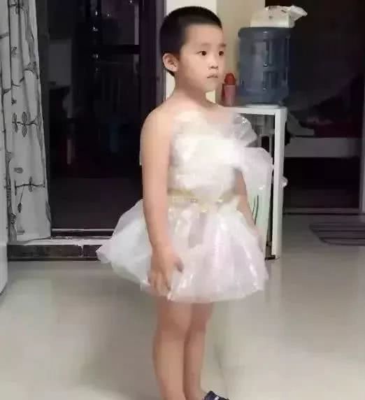 一群孩子吃棒冰,家长给孩子吃棒棒冰