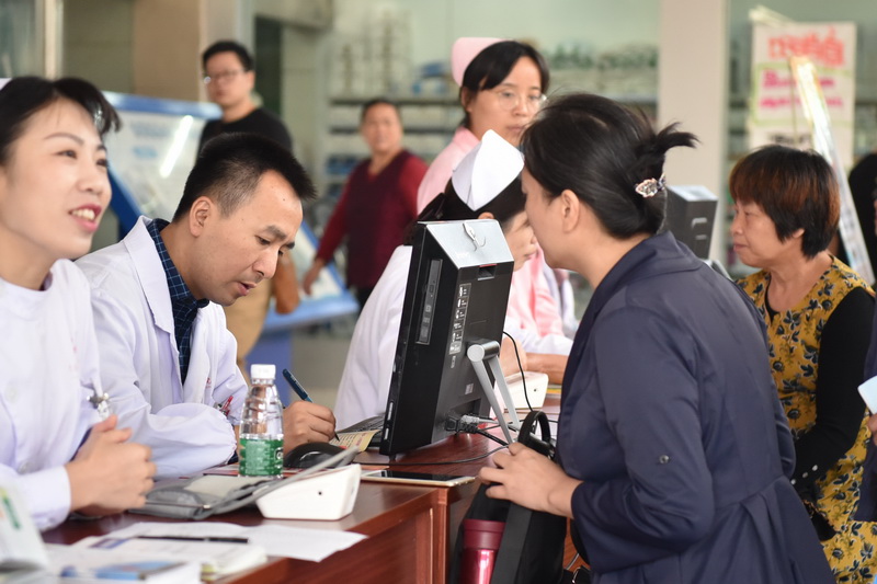 世界关节炎日，常德市第一人民医院风湿免疫科组织义诊活动