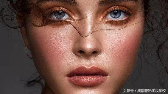 秋冬日杂妆容教程,秋日浓情复古妆容