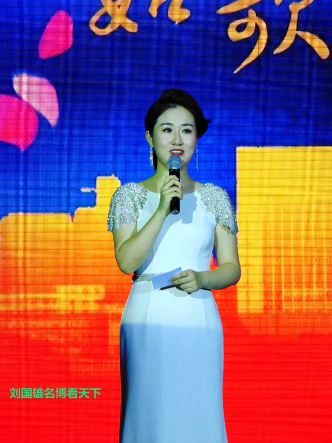 抱着个小孩,歌声还那么高亢,艺院老教授翁葵赢得满堂彩!