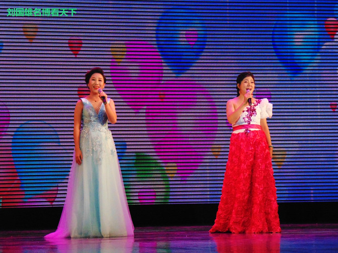 抱着个小孩,歌声还那么高亢,艺院老教授翁葵赢得满堂彩!