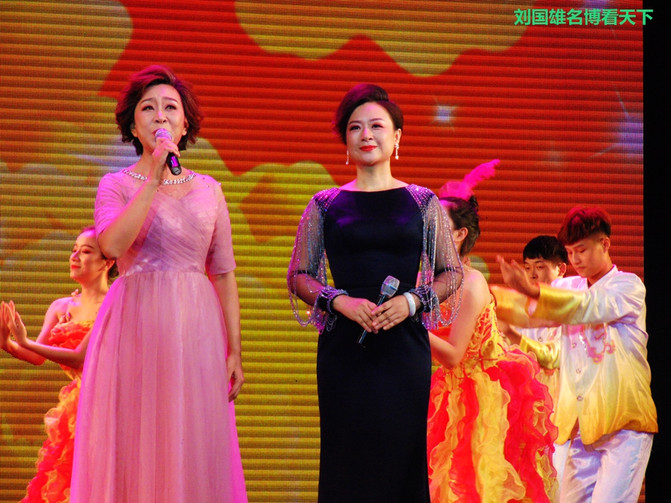 抱着个小孩,歌声还那么高亢,艺院老教授翁葵赢得满堂彩!