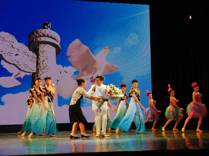 抱着个小孩,歌声还那么高亢,艺院老教授翁葵赢得满堂彩!