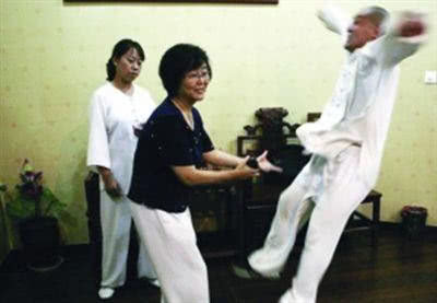 跟电钻钻头比，这位铁砂掌断铁如泥值得尊重，却不如太极更聪明