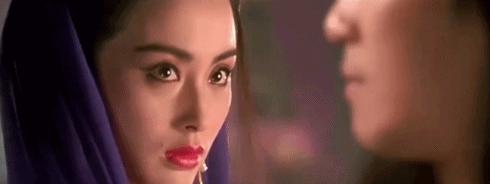 香港90年代她背景大到没人敢惹，遭赵薇横刀*爱夺**，今50岁被疑整容