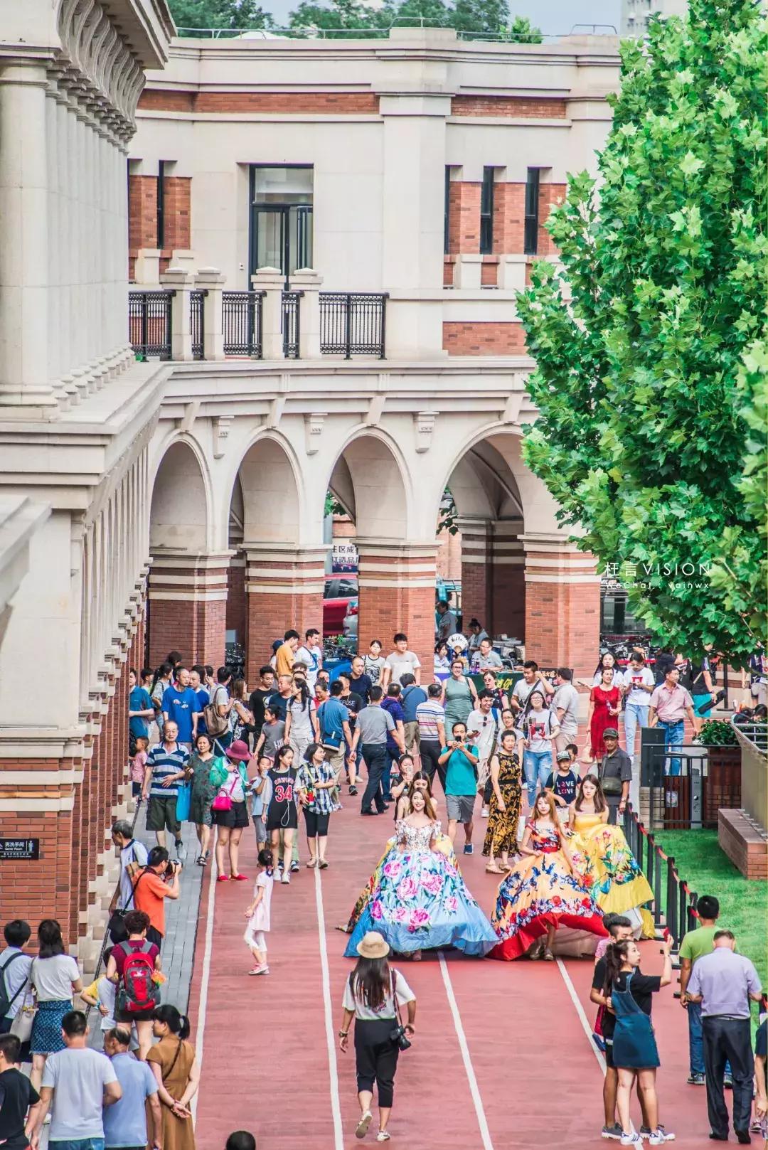 八十载体育圣地，新世纪民园广场