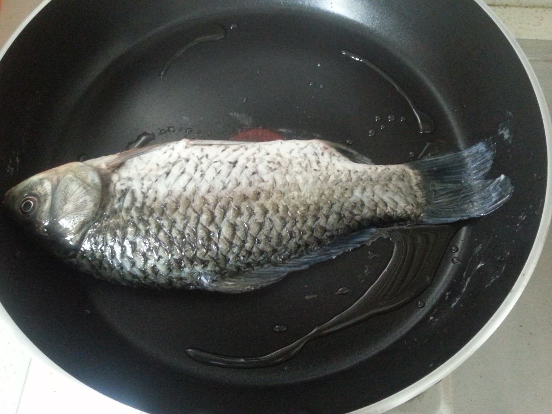 熬鱼汤的时候怎么样才不粘锅,煎鱼汤不粘锅不破皮的正确做法
