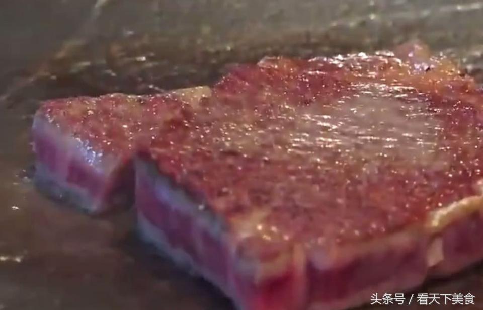 火焰牛排做法步骤教程图解,厨师切牛排真实视频