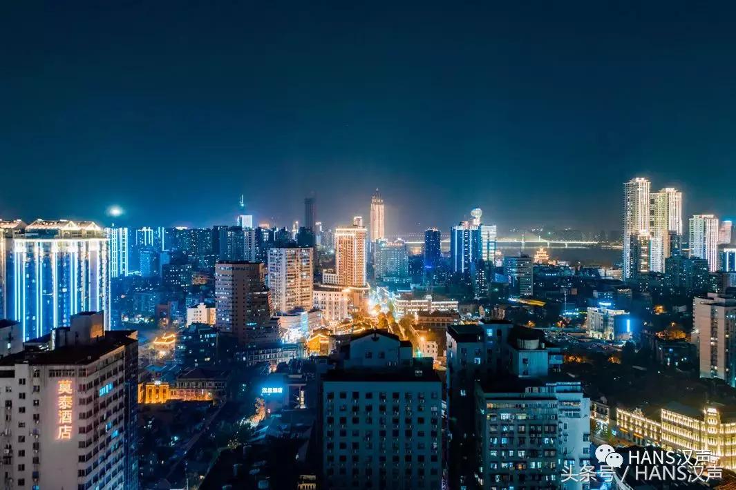 走，一起去武汉奇妙顶楼天台踢球蹦迪撸串