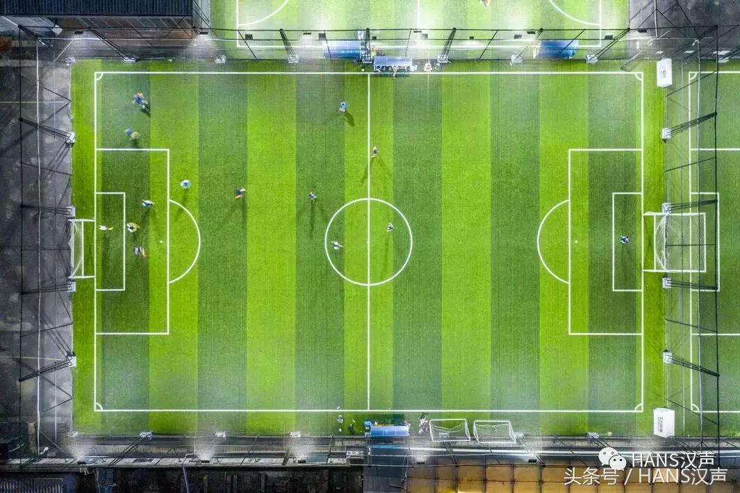 走，一起去武汉奇妙顶楼天台踢球蹦迪撸串