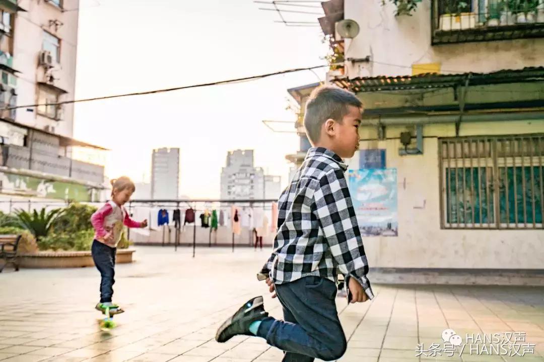 走，一起去武汉奇妙顶楼天台踢球蹦迪撸串