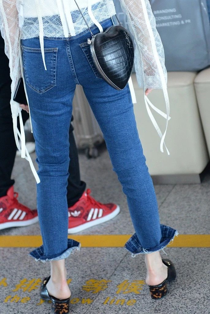 周冬雨穿牛油果绿连衣裙,周冬雨穿芭莎裙