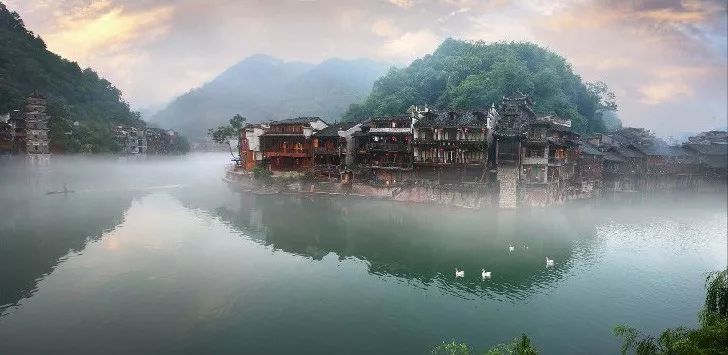 湖南凤凰古城红色旅游,红辣椒旅游