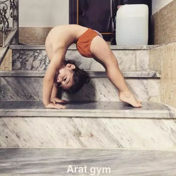 小孩双手握拳倒立俯卧撑,小孩倒立俯卧撑