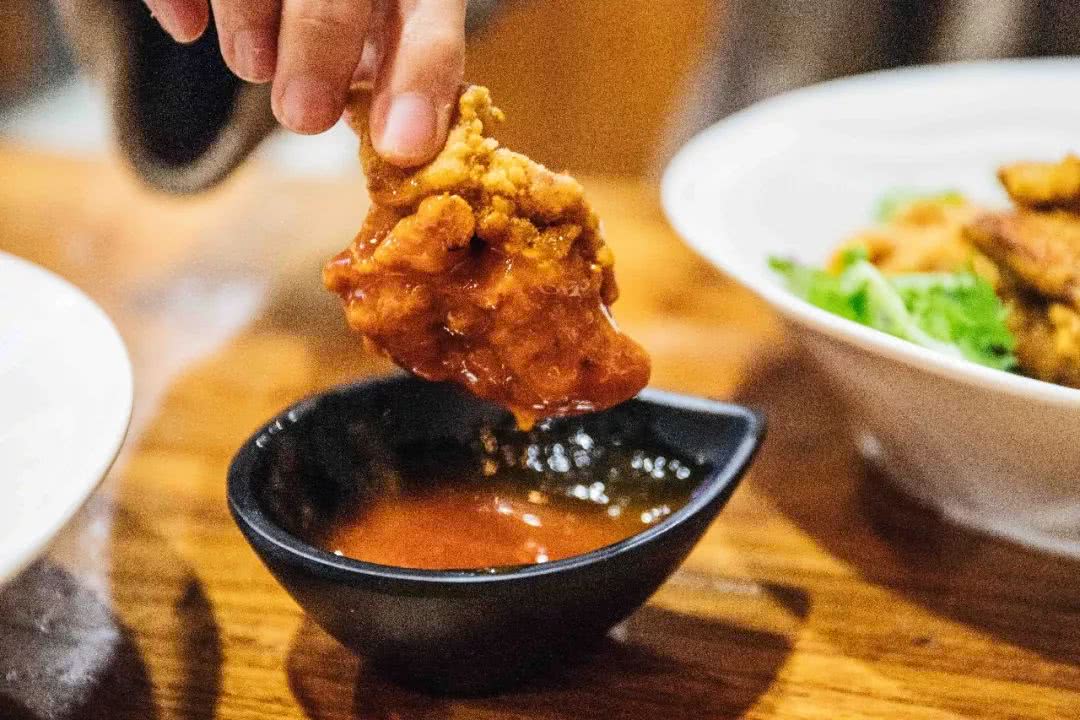 夜场界地震了！观音桥新开一家奇葩酒吧，整条街的风头都被它抢了