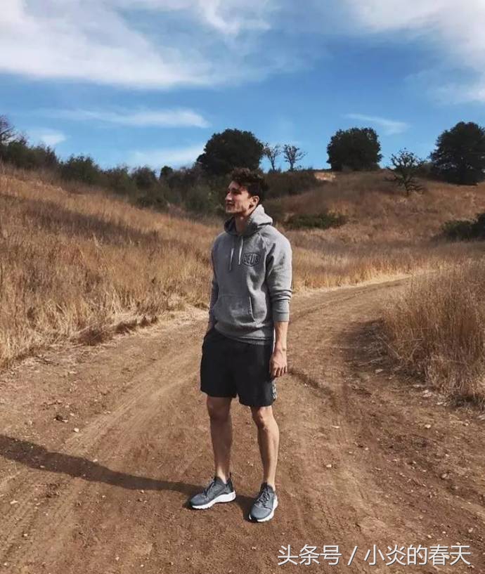 又时髦又帅气的发型穿搭男,帅哭男孩造型