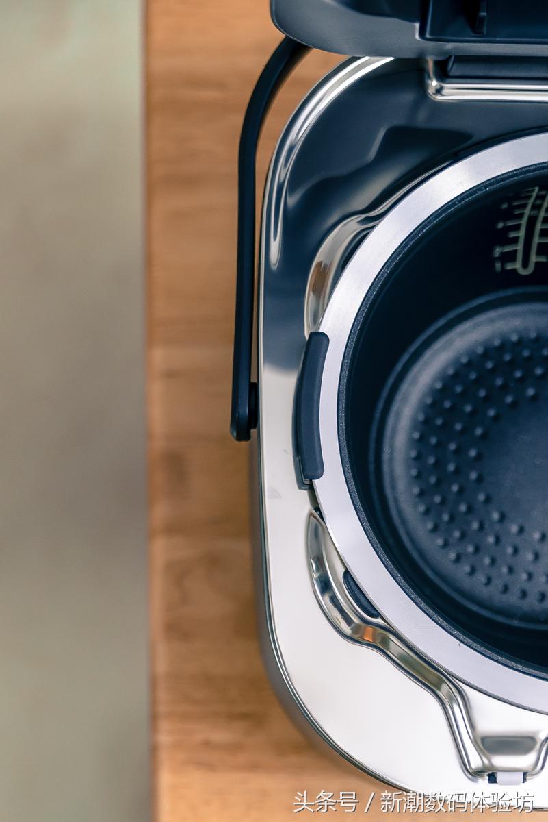 美的电饭煲与一般电饭锅区别,你见过可以把饭倒出来的电饭煲吗