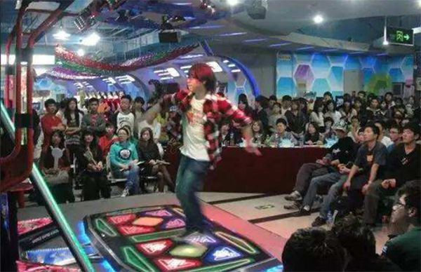 一代尬舞青春，初代跳舞机DDR往事