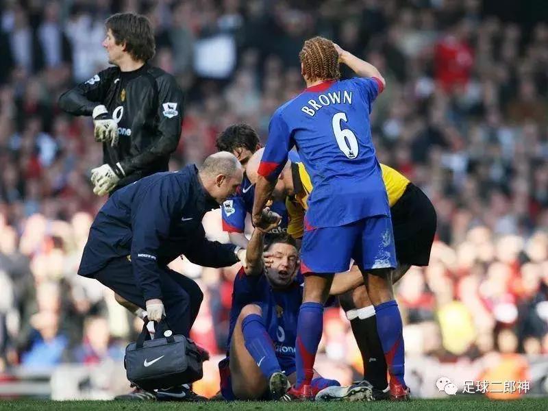 为曼联踢断腿的男人,为曼联付出一切的球员