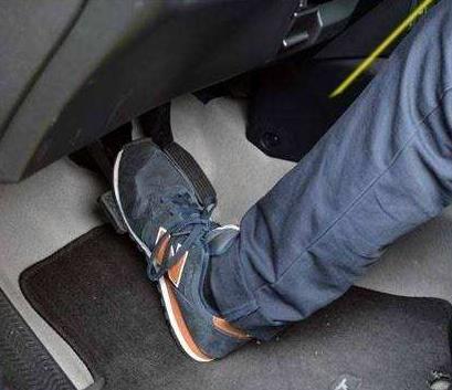 开车的人脚疼,开车膝盖到小腿的地方疼