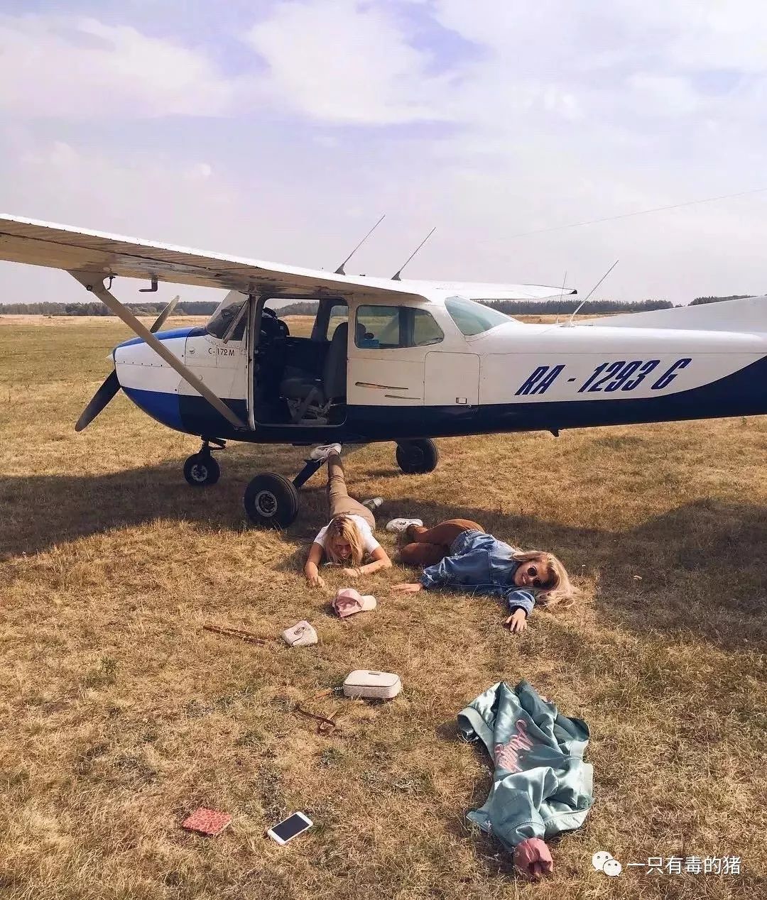 深扒摔跤炫富：原来富婆们20w包包里的东西也没什么了不起