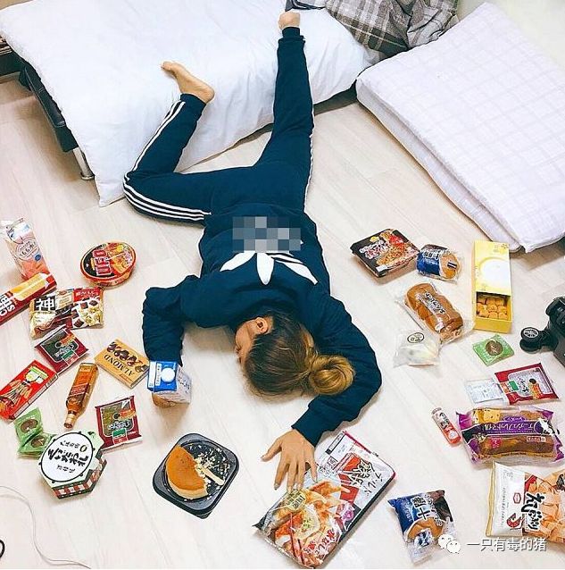 深扒摔跤炫富：原来富婆们20w包包里的东西也没什么了不起