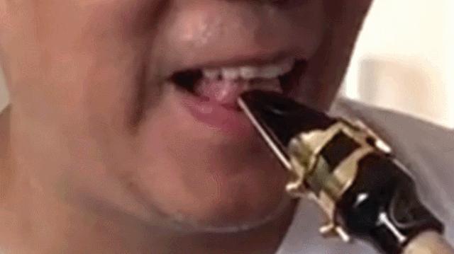 萨克斯演奏高低音口型区别,萨克斯演奏的含嘴方式