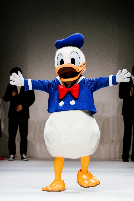 巴拉巴拉唐老鸭羽绒服深蓝,巴拉巴拉迪士尼唐老鸭联名款