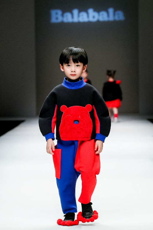 巴拉巴拉唐老鸭羽绒服深蓝,巴拉巴拉迪士尼唐老鸭联名款