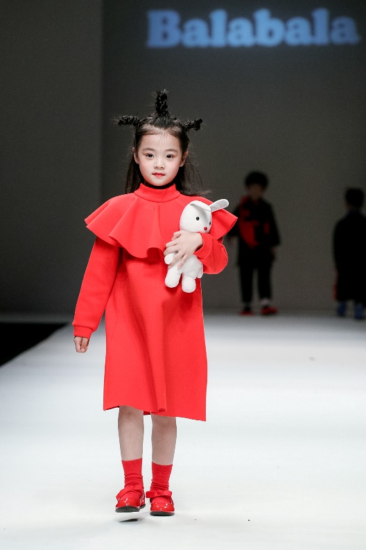 巴拉巴拉唐老鸭羽绒服深蓝,巴拉巴拉迪士尼唐老鸭联名款