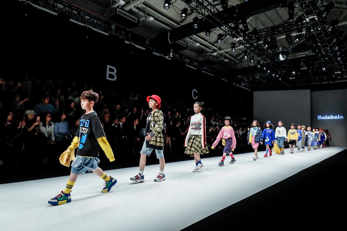 巴拉巴拉唐老鸭羽绒服深蓝,巴拉巴拉迪士尼唐老鸭联名款